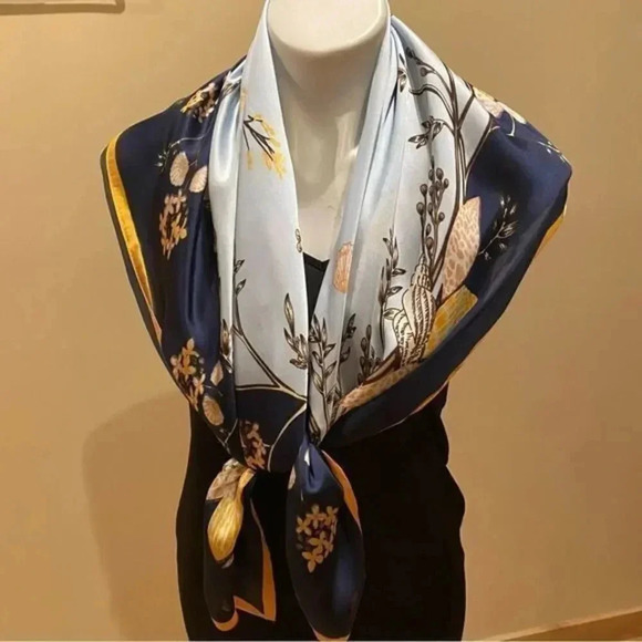 Beautiful print scarf - Picture 4 of 6